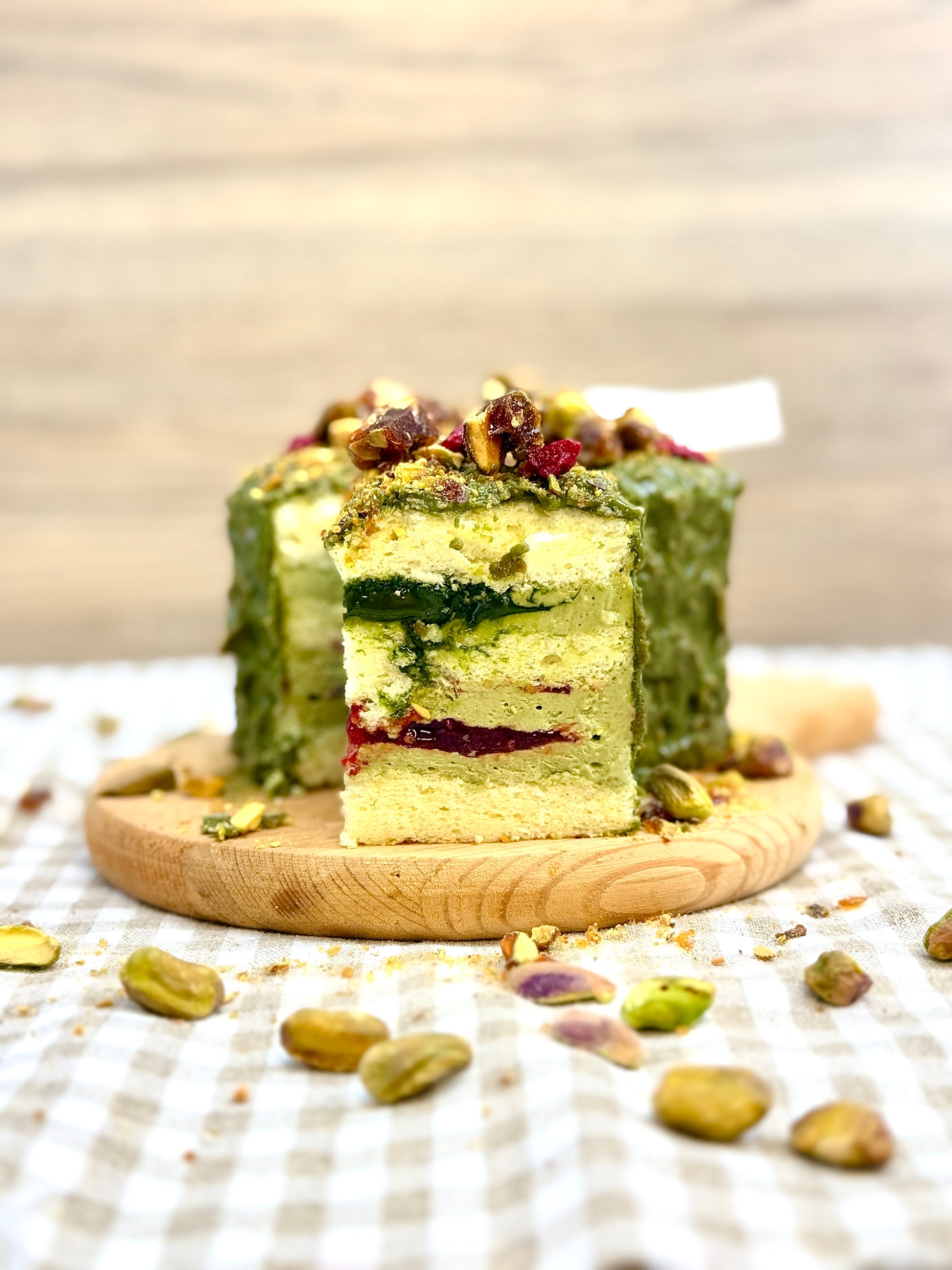 AW Patisserie 夢幻草莓開心果生日蛋糕