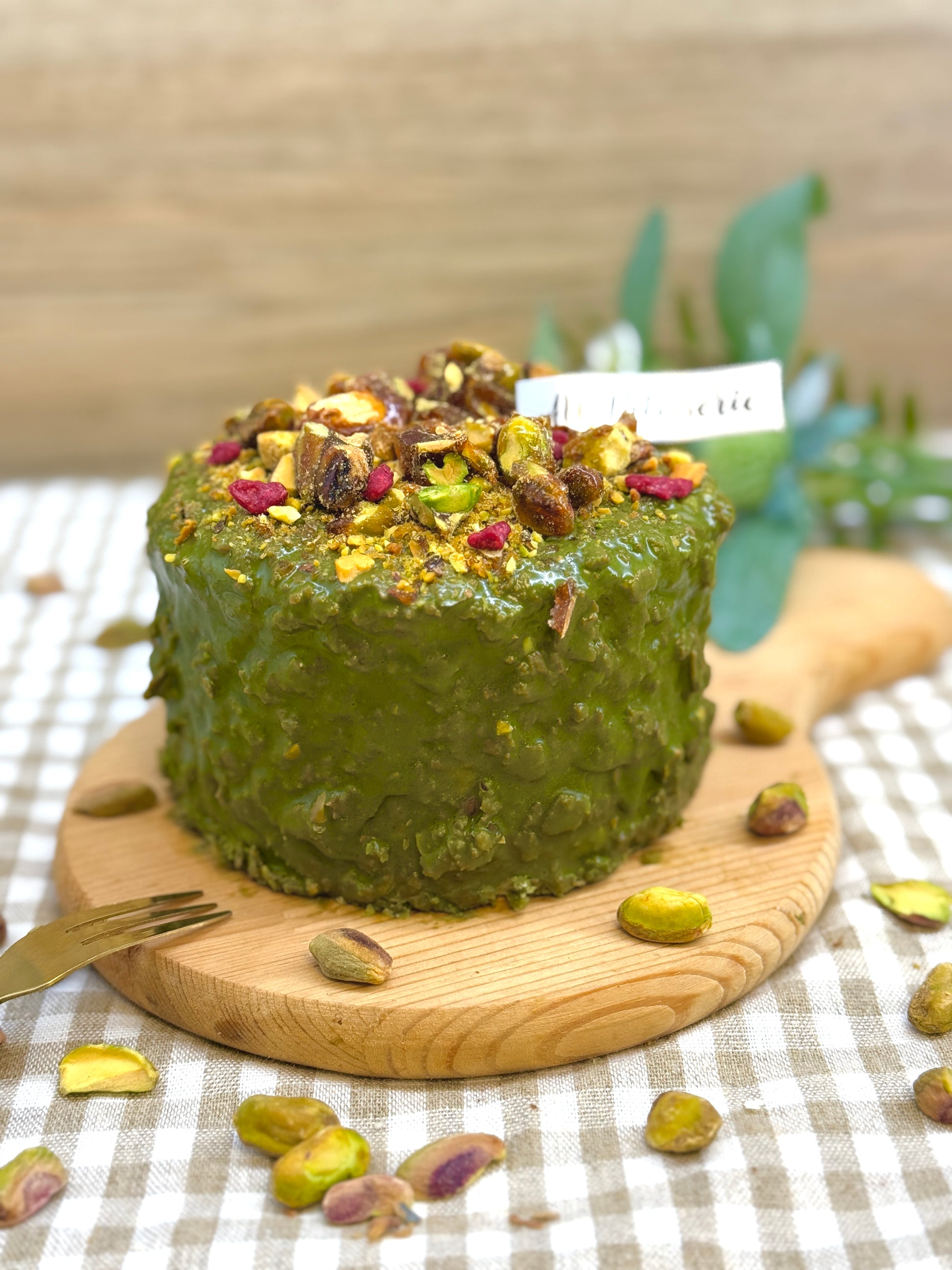 藍帶餅師手製三重開心果士多啤梨蛋糕