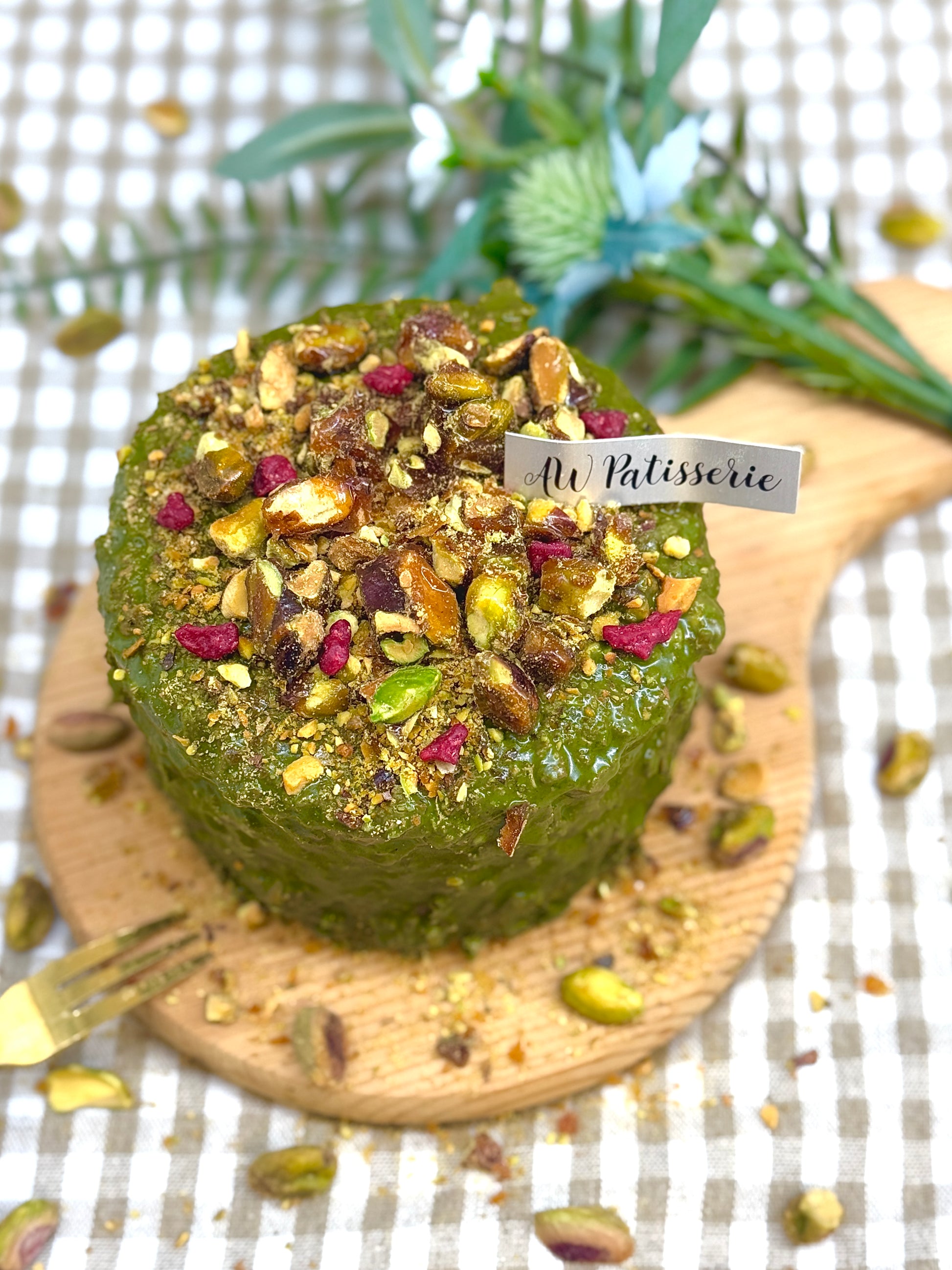 AW Patisserie 期間限定三重開心果士多啤梨脆脆蛋糕,切面特寫