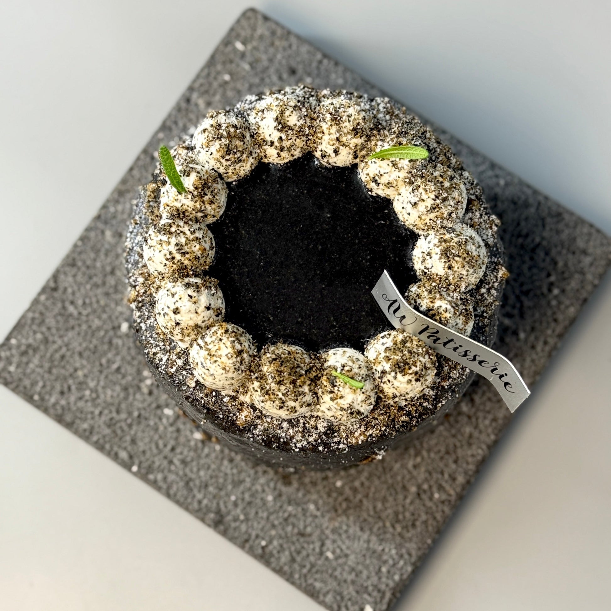 藍帶餅師手製九鬼黑芝麻豆腐生日蛋糕